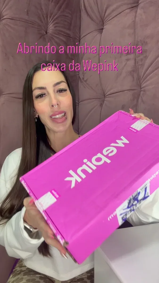 Mari Lopes apresentando produtos de beleza